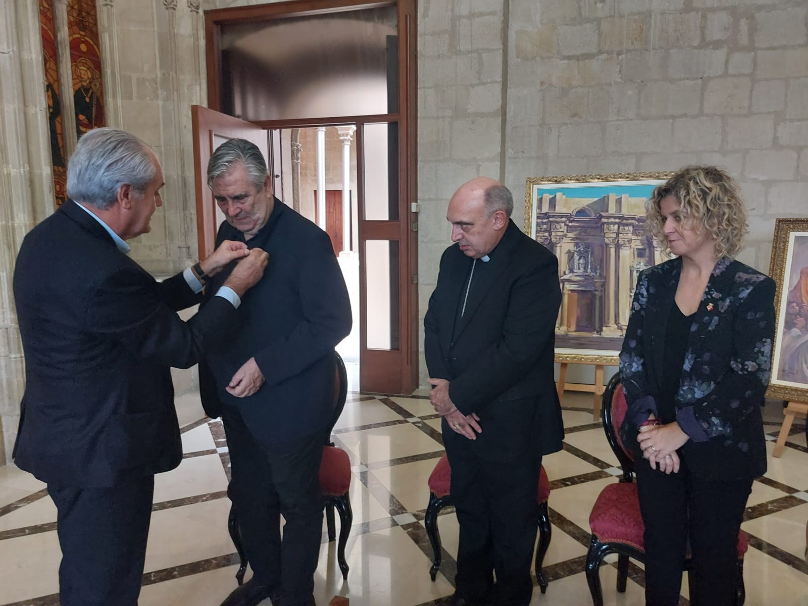 El pintor Joan Rebull rep la insígnia de plata de l’Arxiconfraria de la Cinta