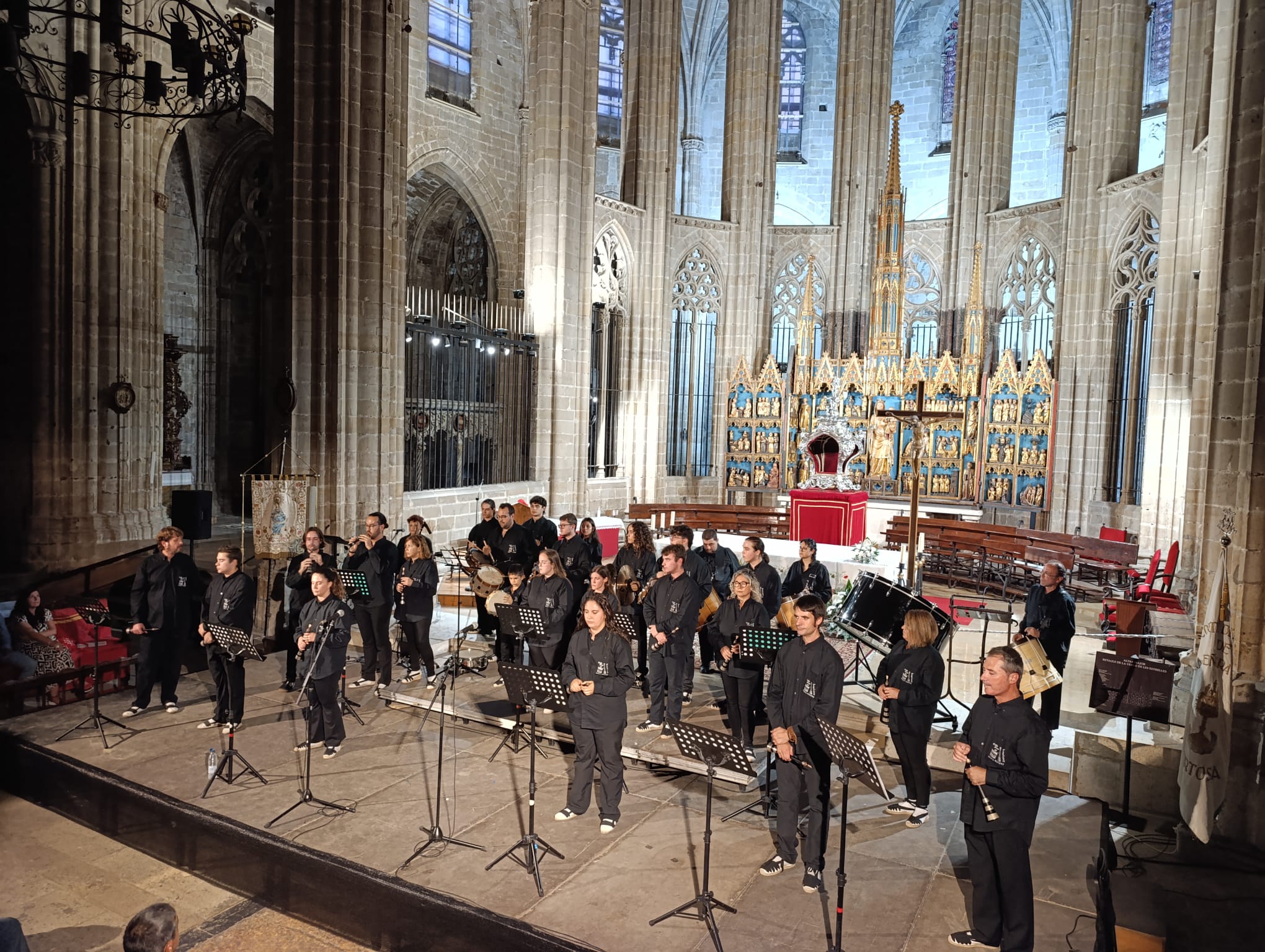 Magnífic concert de la Colla Jove de Dolçainers de Tortosa que va omplir la nau central de la Catedral de Tortosa